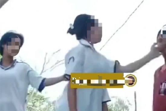 Nhóm nữ sinh lớp 7 tát tới tấp bạn gái ở Bạc Liêu