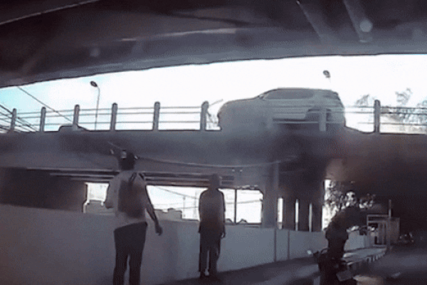 Clip: Đâm gãy lan can, ô tô lao khỏi cầu khiến 2 người thiệt mạng