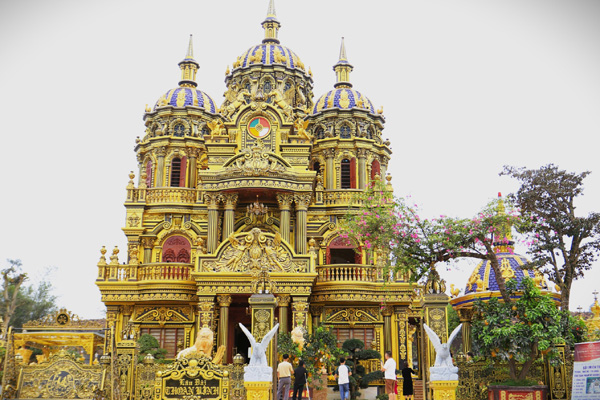 Ca sĩ Chế Phong đến thăm nhà thứ 3 của Thúy Nga ở Mỹ: Nằm trên đồi, có hồ bơi cực đẹp-17