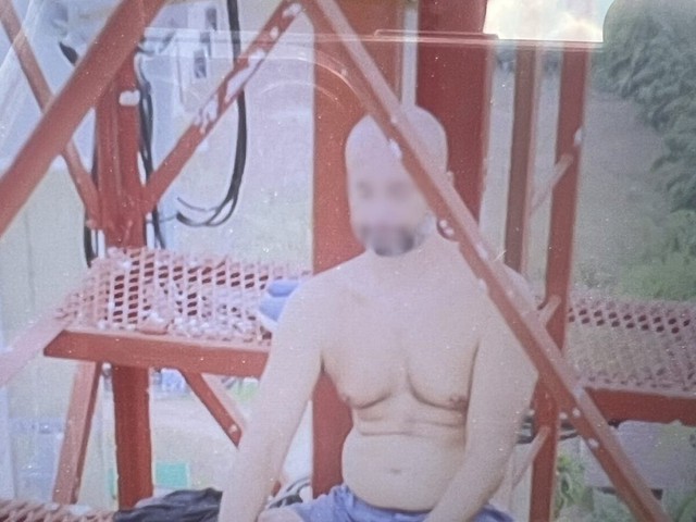 Trèo lên tháp điện thoại di động, 2 tiếng sau người đàn ông nhảy xuống khiến đám đông kinh hãi-1