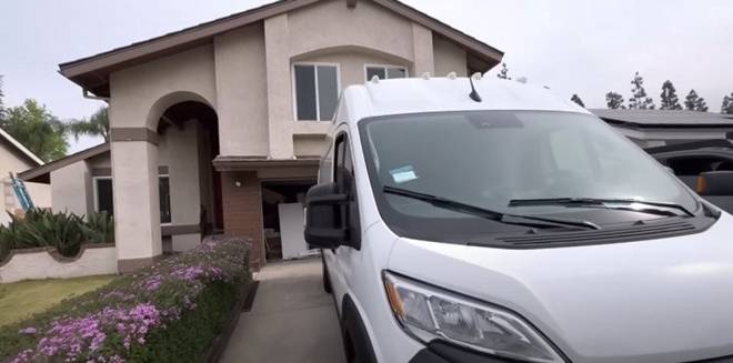 Ca sĩ Chế Phong đến thăm nhà thứ 3 của Thúy Nga ở Mỹ: Nằm trên đồi, có hồ bơi cực đẹp-1