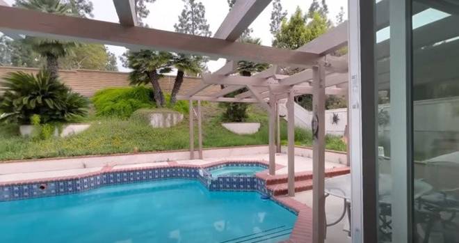 Ca sĩ Chế Phong đến thăm nhà thứ 3 của Thúy Nga ở Mỹ: Nằm trên đồi, có hồ bơi cực đẹp-2