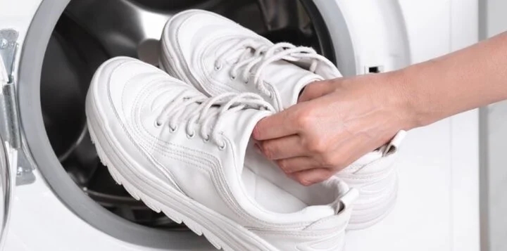 Cách làm khô giày thể thao nhanh chóng bằng máy sấy quần áo-1
