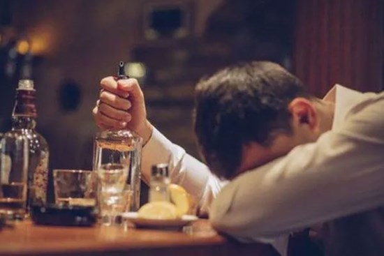Tôi say rượu đến mức... ngủ quên giờ làm lễ ăn hỏi