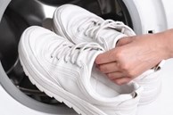 Cách làm khô giày thể thao nhanh chóng bằng máy sấy quần áo