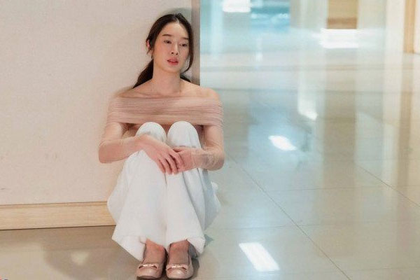 Chồng đi vắng, tôi trượt chân ngã phải đi khám thai một mình thì sững người thấy anh bế đứa bé vào viện-1