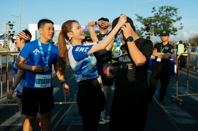 Nhã Phương tặng quà sinh nhật có 1-0-2 cho Trường Giang, nam diễn viên có hành động cưng chiều cực ngọt!-5