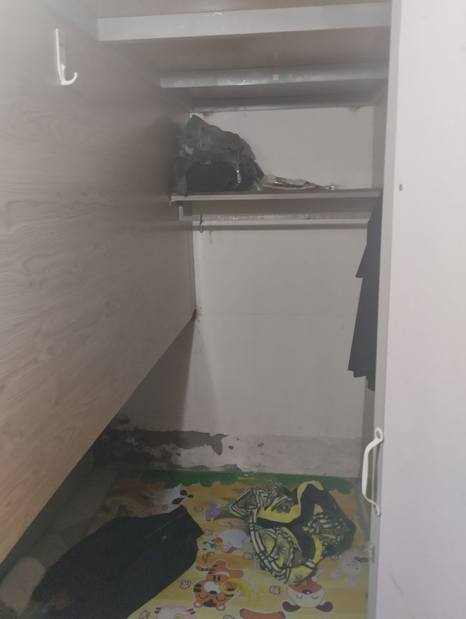 Cận cảnh phòng trọ hộp diêm ở Hà Nội: Ghép tạm bằng ván gỗ chỉ đủ chỗ cựa người, cả dãy chung một điều hoà-1