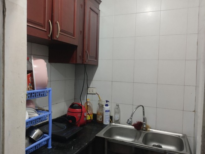 Cận cảnh phòng trọ hộp diêm ở Hà Nội: Ghép tạm bằng ván gỗ chỉ đủ chỗ cựa người, cả dãy chung một điều hoà-10