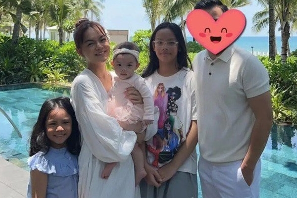 Sự thật đằng sau hình ảnh người mẹ thiên vị gây bão MXH: Clip gốc được tiết lộ, hành động của bà mẹ khiến ai cũng... suy-3