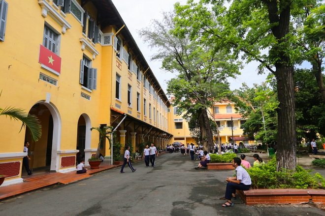 2 ngôi trường THPT cùng tên cực đỉnh ở Hà Nội và TP.HCM: Điểm chuẩn luôn cao ngất, chất lượng đào tạo 10 điểm-5