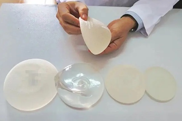 Đặt túi ngực được tư vấn ‘bảo hành vĩnh viễn’, 14 năm sau vỡ không triệu chứng-1