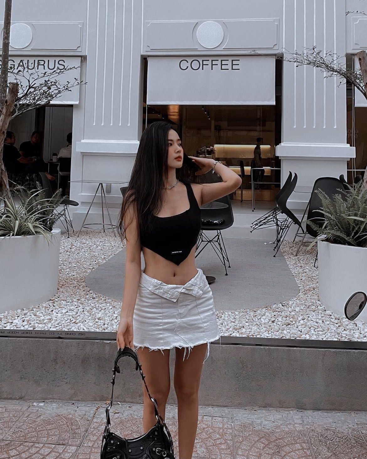 Chăm diện 4 kiểu trang phục, Midu luôn nổi bật và trẻ trung hơn so với tuổi-1