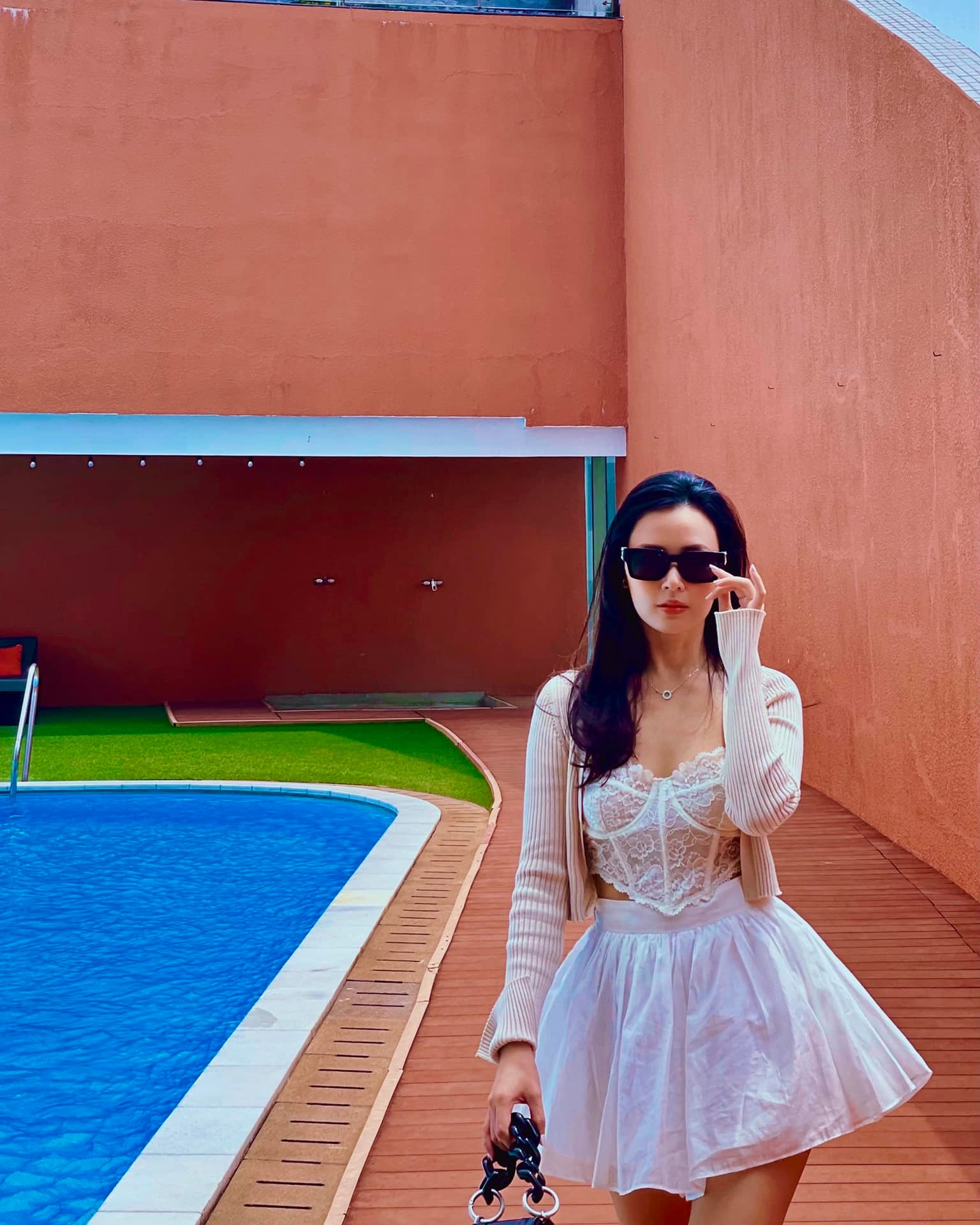 Chăm diện 4 kiểu trang phục, Midu luôn nổi bật và trẻ trung hơn so với tuổi-2