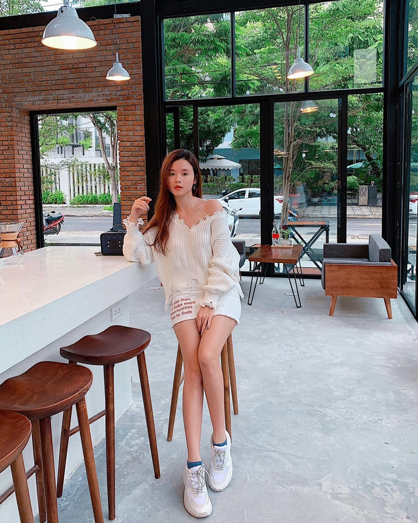 Chăm diện 4 kiểu trang phục, Midu luôn nổi bật và trẻ trung hơn so với tuổi-4