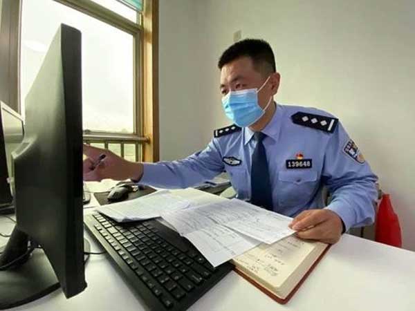 1 người đàn ông ăn mặc rách rưới mang 1 tỷ đồng tiền mặt đi mua vàng bất ngờ bị cảnh sát bắt giữ: Vụ án xảy ra 10 năm trước bất ngờ bị phanh phui-1