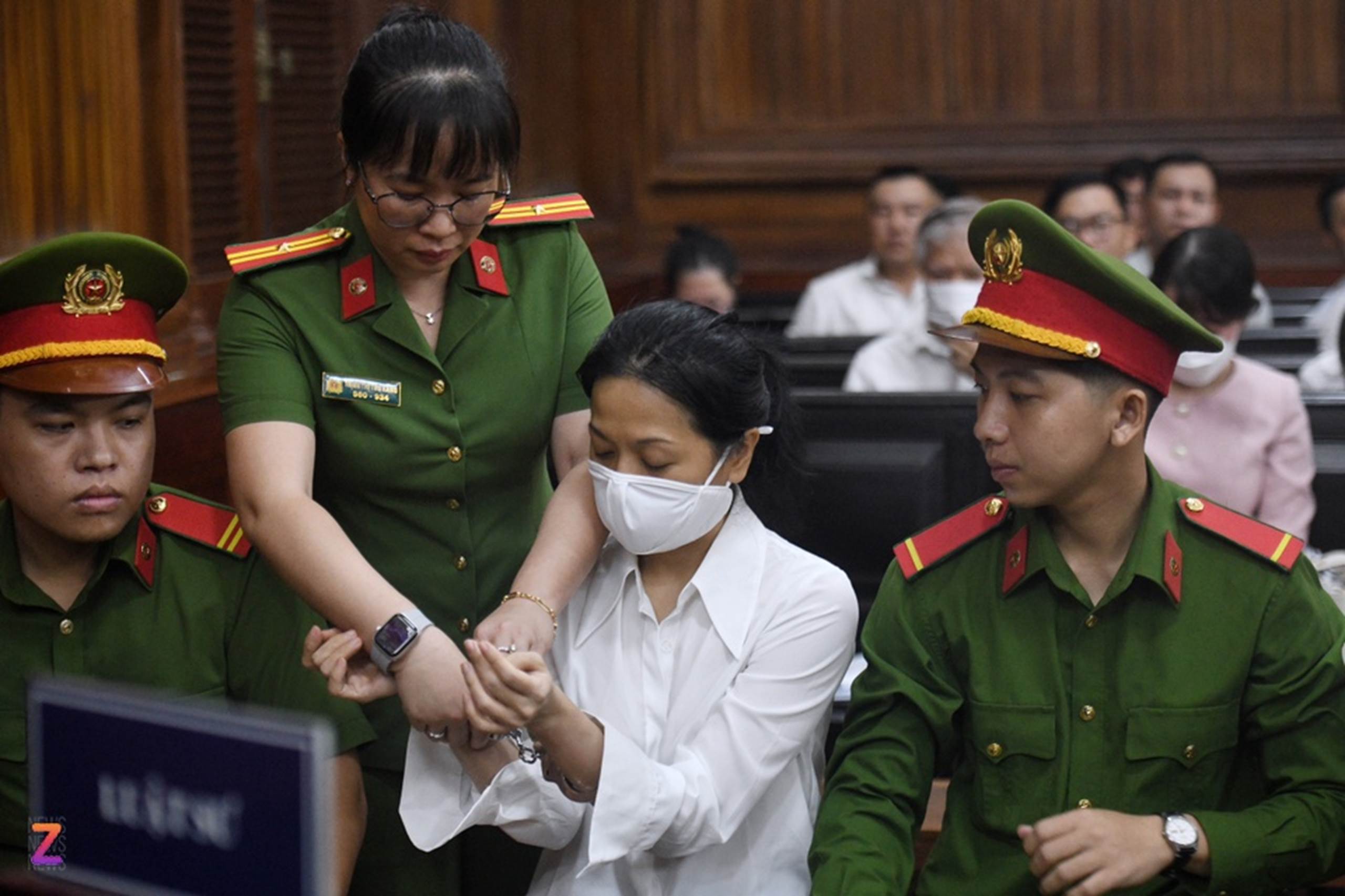Hình ảnh ông Trần Quí Thanh và 2 con gái tại tòa-4