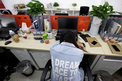 Được trả lương đến gần 2 tỷ đồng/năm nhưng nhân viên công nghệ Trung Quốc khốn khổ vì áp lực, về nhà lúc 6 giờ tối là 'quá sớm'