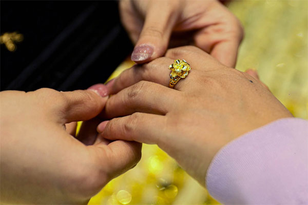 Giá vàng miếng biến động mạnh, người dân chen chân mua vàng nhẫn-2