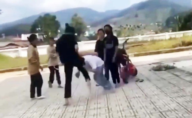 Xôn xao clip nữ sinh bị đánh, nhiều học sinh đứng nhìn và quay phim-1