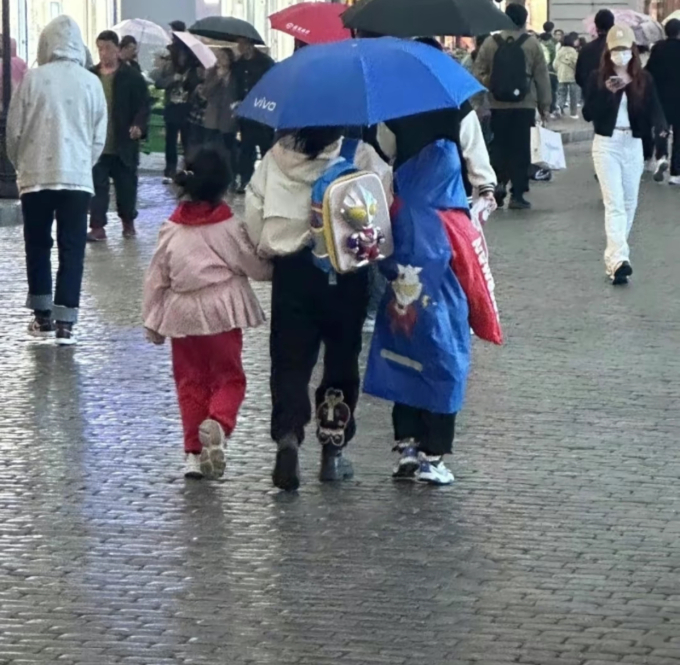 Sự thật đằng sau hình ảnh người mẹ thiên vị gây bão MXH: Clip gốc được tiết lộ, hành động của bà mẹ khiến ai cũng... suy-1