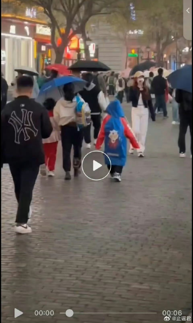 Sự thật đằng sau hình ảnh người mẹ thiên vị gây bão MXH: Clip gốc được tiết lộ, hành động của bà mẹ khiến ai cũng... suy-2