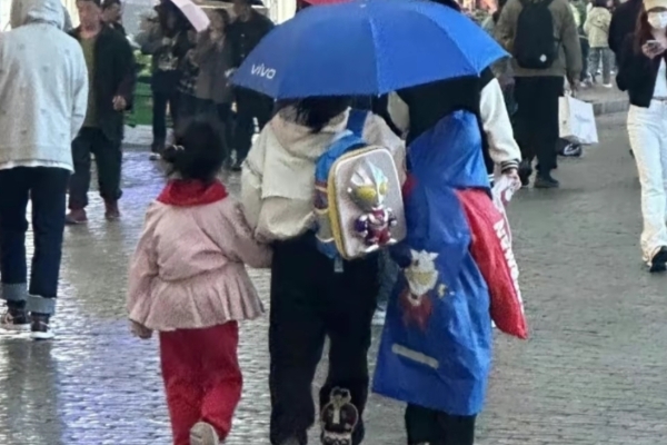 Bức ảnh mẹ kèm con học khiến nhiều người bức xúc: Chưa rõ dạy được con kiến thức ra sao, chỉ sợ con lại học phải những thói xấu-3