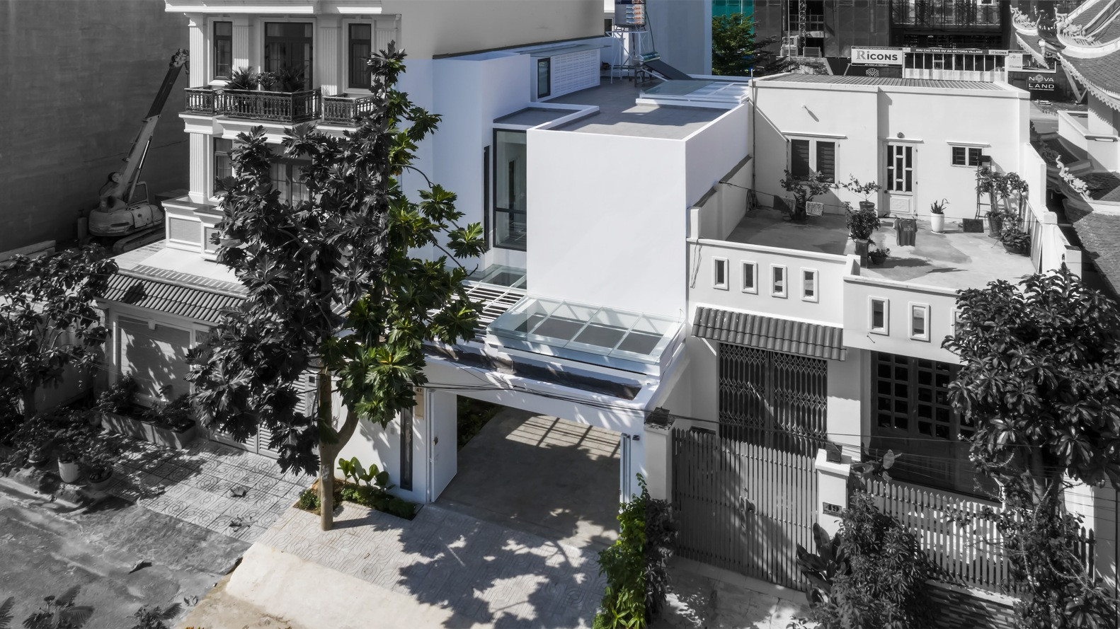 Nhà phố 2 tầng mộc mạc, thiết kế lấy cảm hứng từ một món bánh quê quen thuộc-1