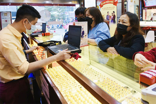 Giá vàng miếng biến động mạnh, người dân chen chân mua vàng nhẫn-1