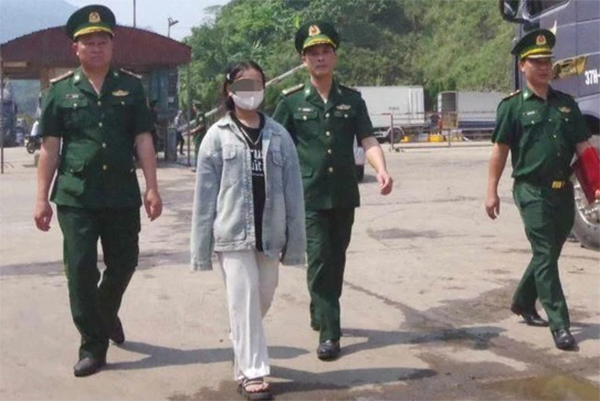 Clip: Người thợ cắt tóc kịp thời cứu bé gái sắp lao vào dòng xe cộ-1