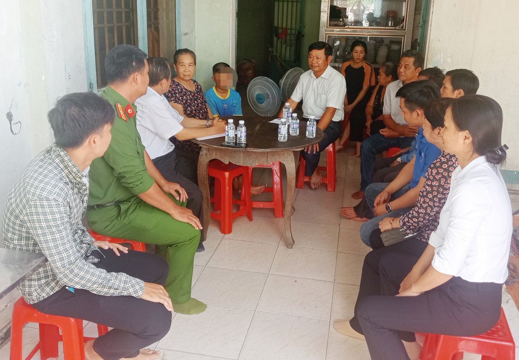 Hình ảnh nam sinh mặt lấm lem, trầy xước gây xôn xao dư luận-2