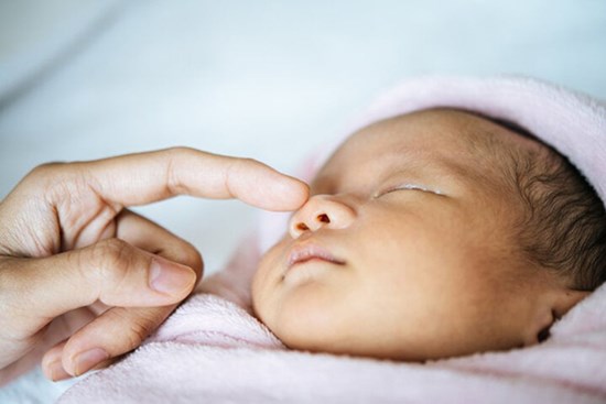 Nhầm ho gà thành viêm phổi, bé gái 2 tháng tuổi nguy kịch