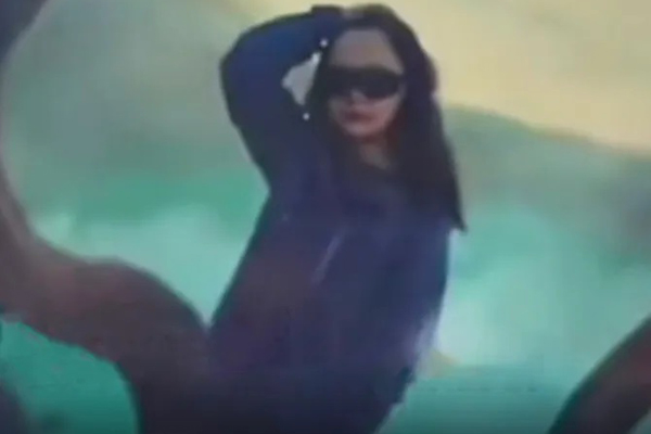 Thót tim cảnh mẹ dừng xe không tắt máy để con vô tình vặn vào tay ga-1