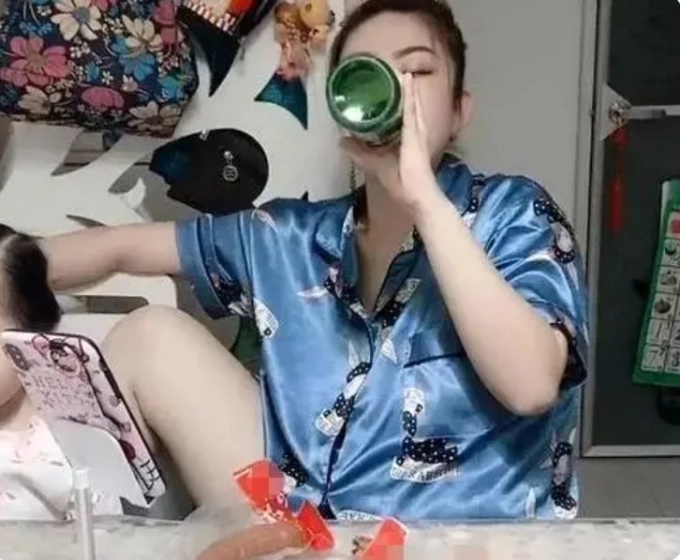 Bức ảnh mẹ kèm con học khiến nhiều người bức xúc: Chưa rõ dạy được con kiến thức ra sao, chỉ sợ con lại học phải những thói xấu-1