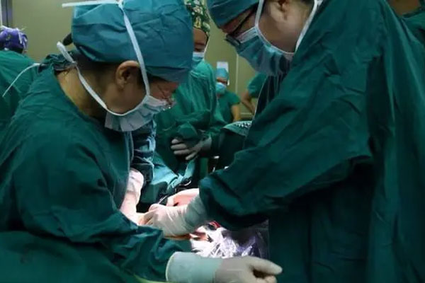 Người phụ nữ sinh 4, chồng bí mật đi xét nghiệm ADN: Kết quả chỉ ra mỗi đứa trẻ có 1 bố khác nhau-1