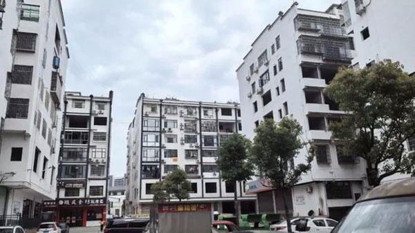 Trung Quốc: Học sinh cấp 1 nhảy lầu vì bị bắt chép phạt 10.000 lần?-2