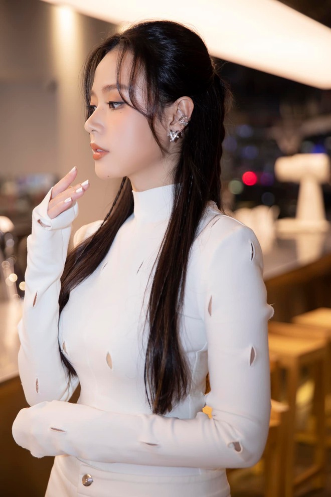 Midu và thiếu gia nhựa Duy Tân từng công khai sánh đôi ở sự kiện, thái độ lạ của cả hai gây chú ý-8