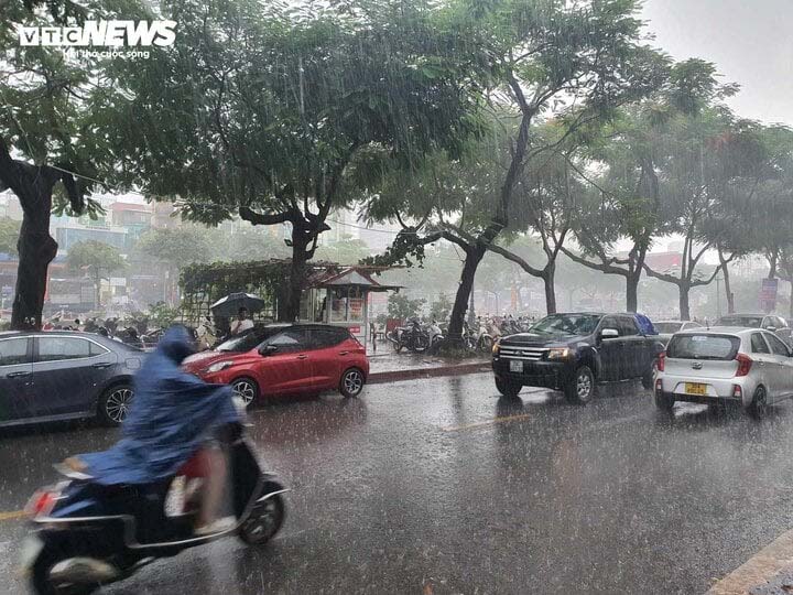 Cảnh báo dông lốc, mưa đá cục bộ ở Hà Nội-1