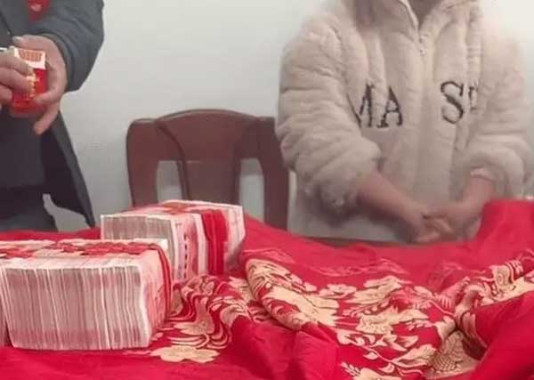 Ngày cưới thay vì tới đón cô dâu, chú rể lại đưa bố mẹ đi du lịch: Biết lý do netizen đều tán thành-1