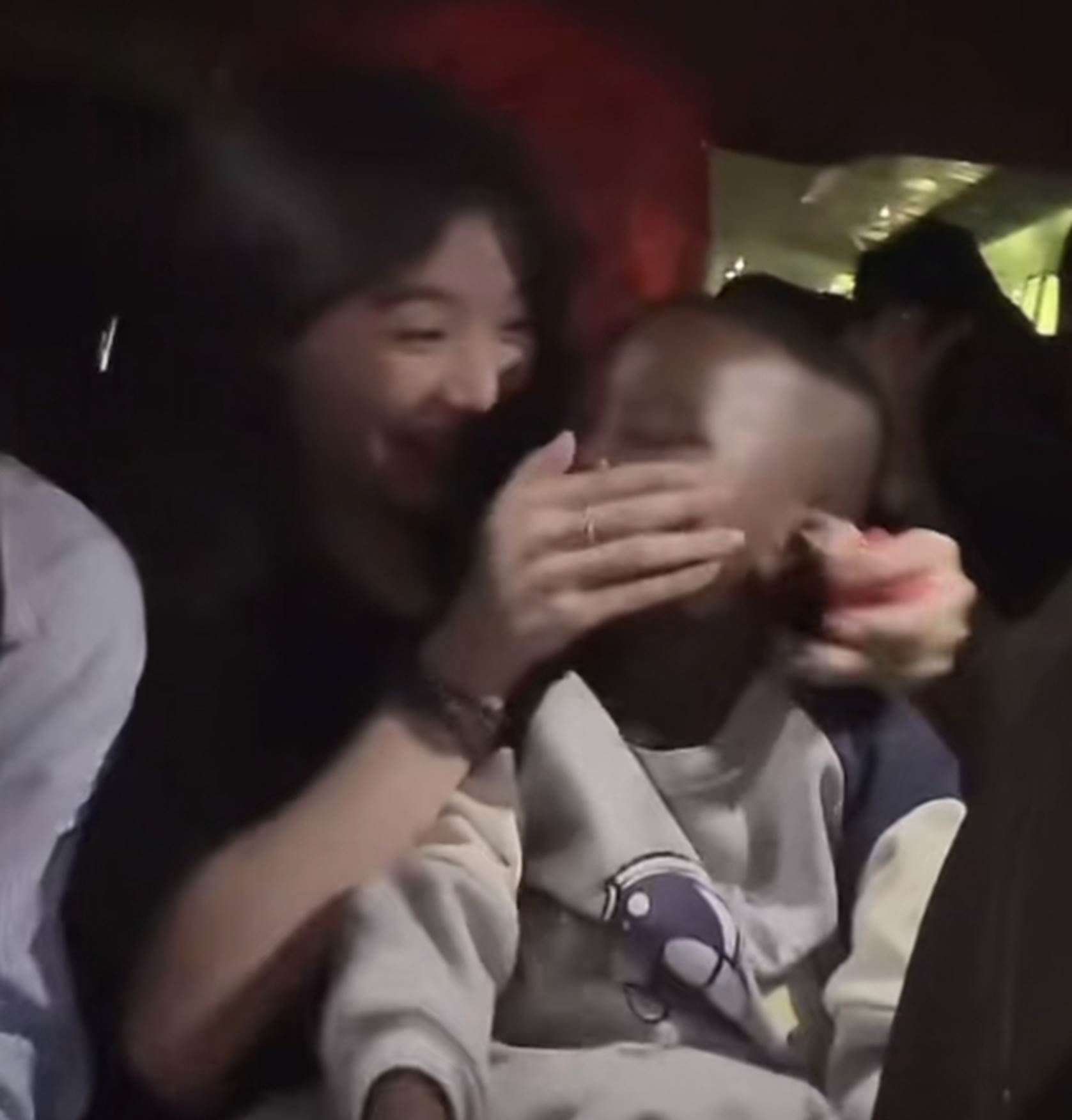 Lôi con bất ngờ bị bịt miệng sau câu nói: Cô Tiên ơi, chú Linh đang ở Việt Nam rồi này-1