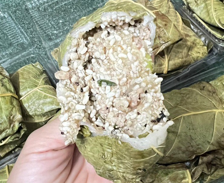 Dân Việt đua nhau mua bánh trứng kiến, tiểu thương ngày bán hàng trăm chiếc-2