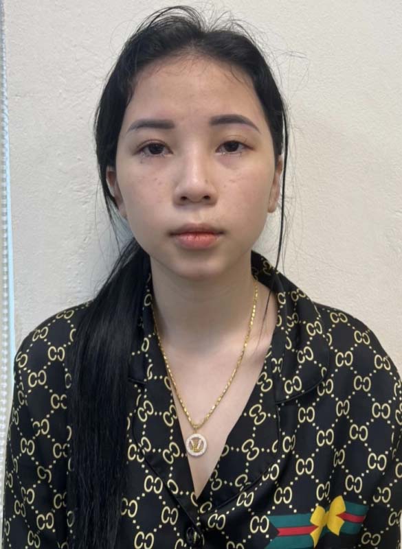 Gương mặt lạnh lùng của hot girl 19 tuổi khi bị công an bắt quả tang-2