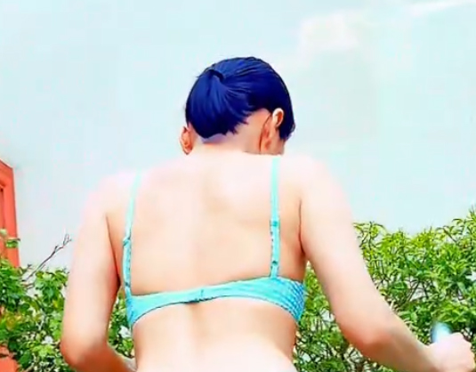 Lệ Quyên gây tranh cãi với loạt khoảnh khắc khoe body: Bikini nhạy cảm, tạo dáng hớ hênh-2