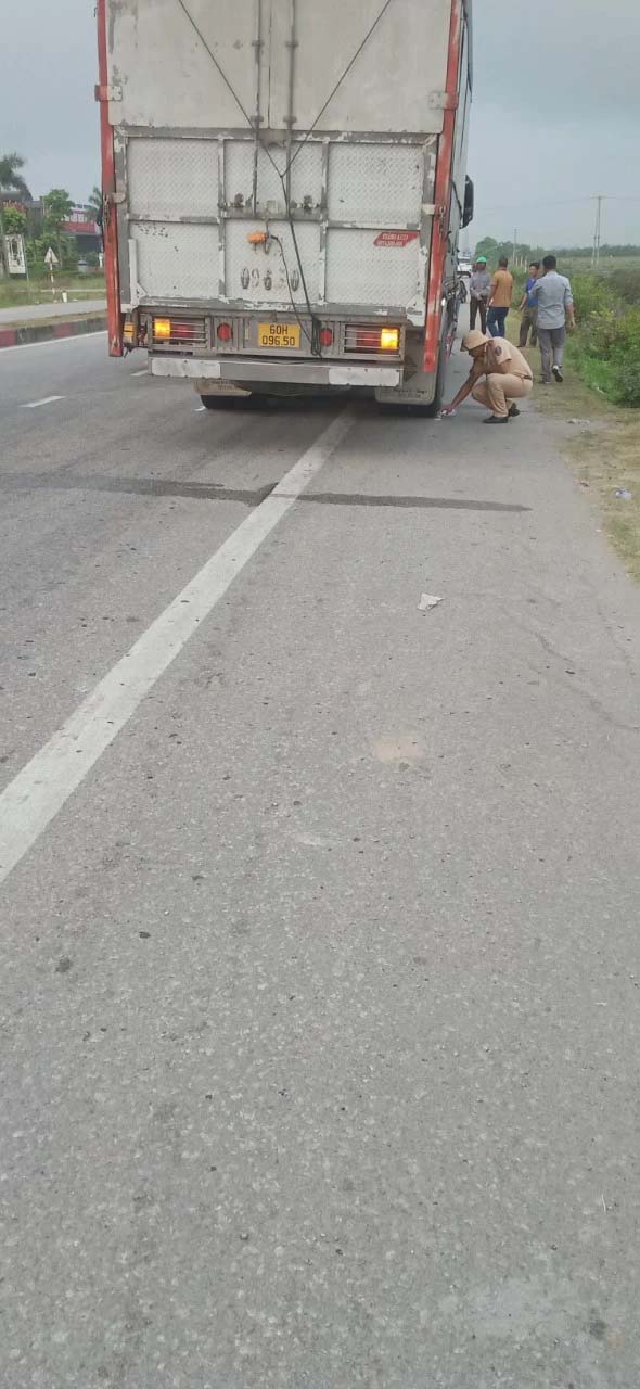 Clip 15 giây ám ảnh vụ Camry bị húc bay giữa ngã tư, 4 người thương vong-2