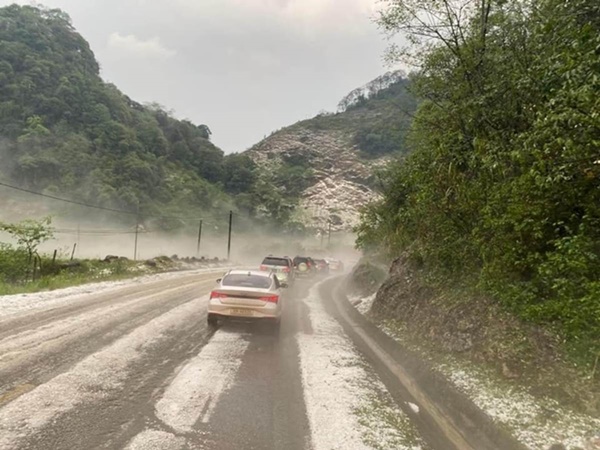 Trận mưa đá dữ dội vừa trút xuống Mộc Châu, lớp đá trắng xóa, phủ dày như tuyết-9