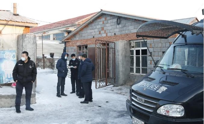 Theo dõi người đàn ông vừa ra tù lại mua biệt thự, cảnh sát phát hiện hành vi phạm tội qua 1 lô hàng: Thu giữ 6 tấn giấy-5