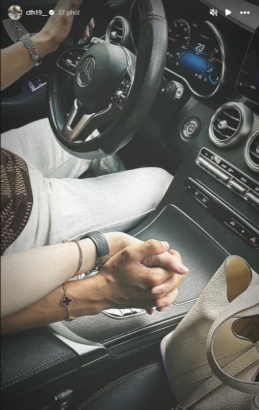 Cuộc sống vợ chồng son của Quang Hải và Chu Thanh Huyền: Nắm tay nhau trên Mercedes, chồng không màng hình tượng để mua vui cho vợ bầu-1