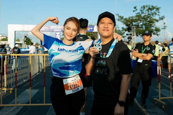 Nhã Phương gây bàn tán vì trang điểm đậm, làm tóc công phu chỉ để chạy bộ-6