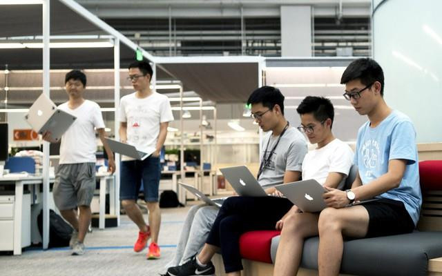 Tuổi 35 trở thành lời nguyền” của dân văn phòng: Làm đến Giám đốc vẫn bị cho nghỉ việc, rải CV không ai phản hồi và đành làm shipper để kiếm sống-2