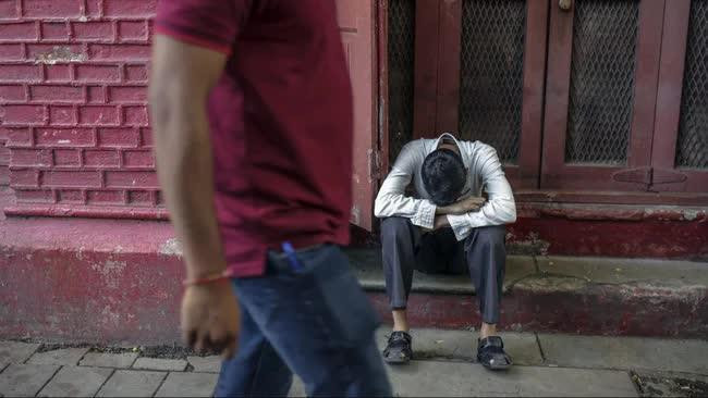 Tuổi 35 trở thành lời nguyền” của dân văn phòng: Làm đến Giám đốc vẫn bị cho nghỉ việc, rải CV không ai phản hồi và đành làm shipper để kiếm sống-3